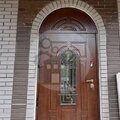 входная арочная дверь ДВАР-57, установлена в частном домостроении